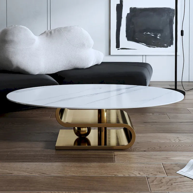 Exquisiter moderner ovaler Couchtisch mit weißer 51L-Steinplatte und goldfarbenem Metallsockel
