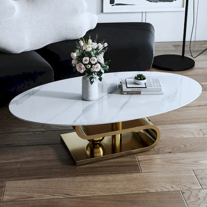 Exquisiter moderner ovaler Couchtisch mit weißer 51L-Steinplatte und goldfarbenem Metallsockel