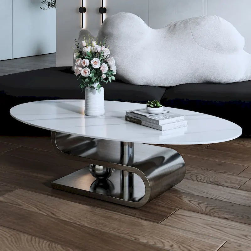 Exquisiter moderner ovaler Couchtisch mit weißer 51L-Steinplatte und goldfarbenem Metallsockel