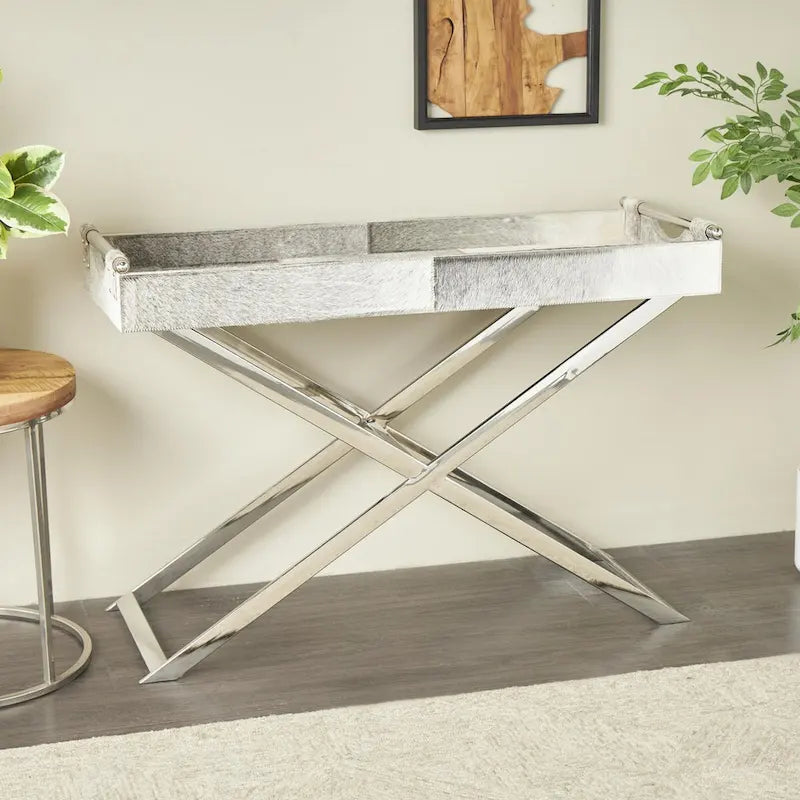 Beistelltisch aus Leder mit diagonalen silberfarbenen Beinen und Griffen – Grau – Roche River Decor