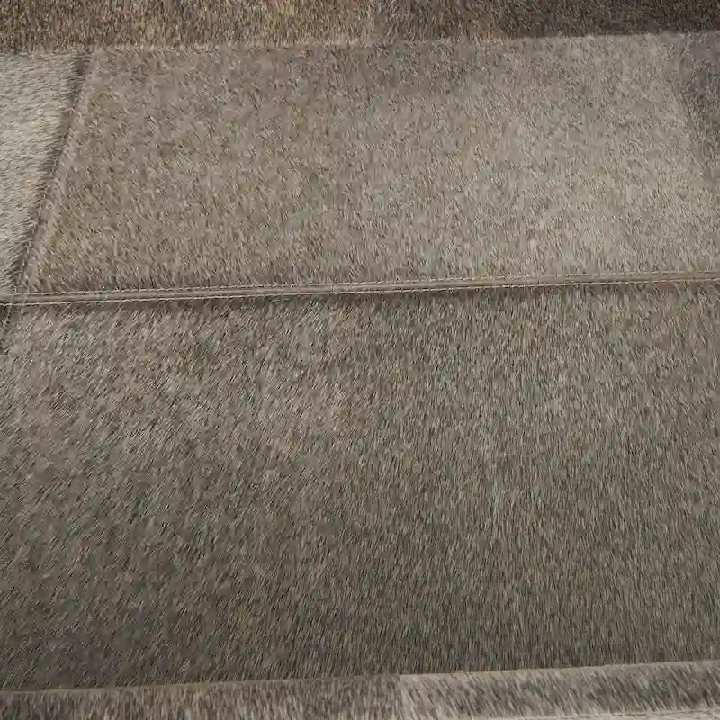 Beistelltisch aus Leder mit diagonalen silberfarbenen Beinen und Griffen – Grau – Roche River Decor