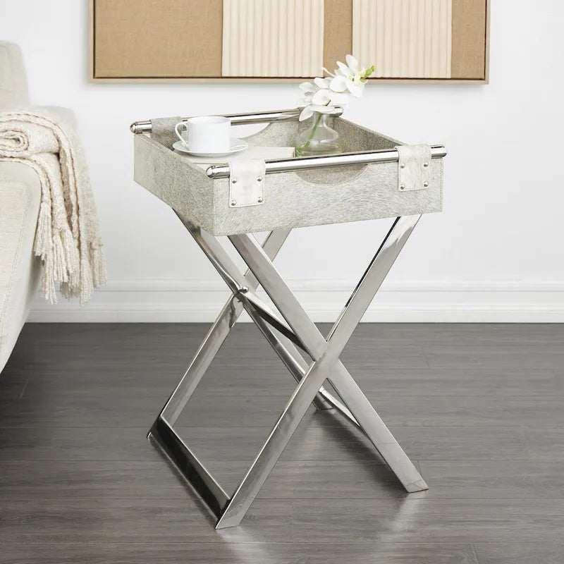 Beistelltisch aus Leder mit diagonalen silberfarbenen Beinen und Griffen – Grau – Roche River Decor