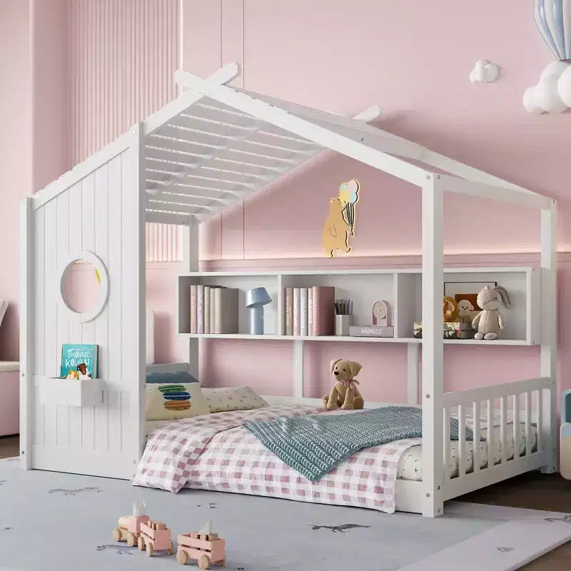 Bodenhausbett mit integrierten Ablageregalen & Lattenrost