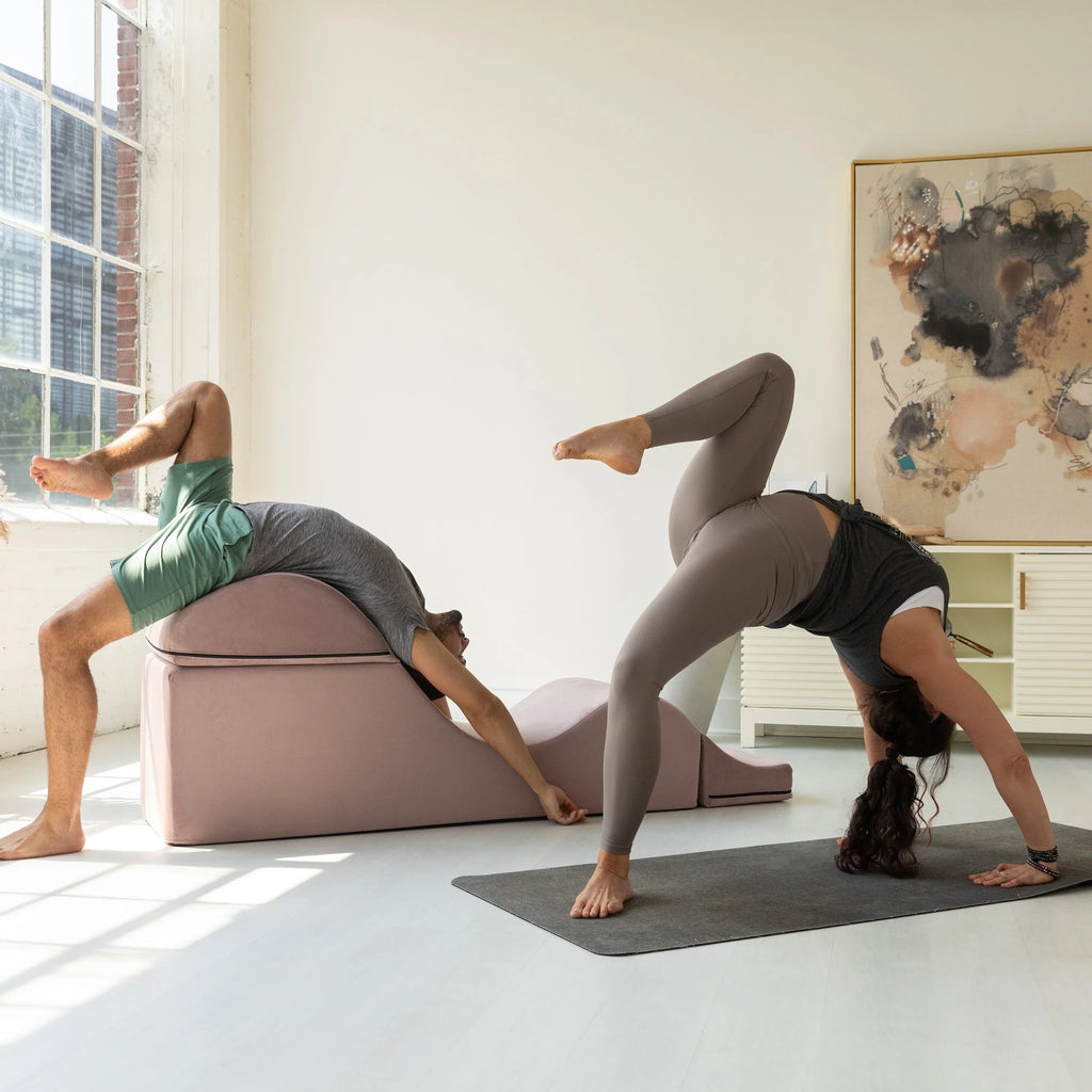 Avana Kami umwandelbare Chaise / Yoga & Massage – 2-in-1-Ottomane mit verdeckter ausklappbarer Yoga-Liege, Microvelvet – N/A