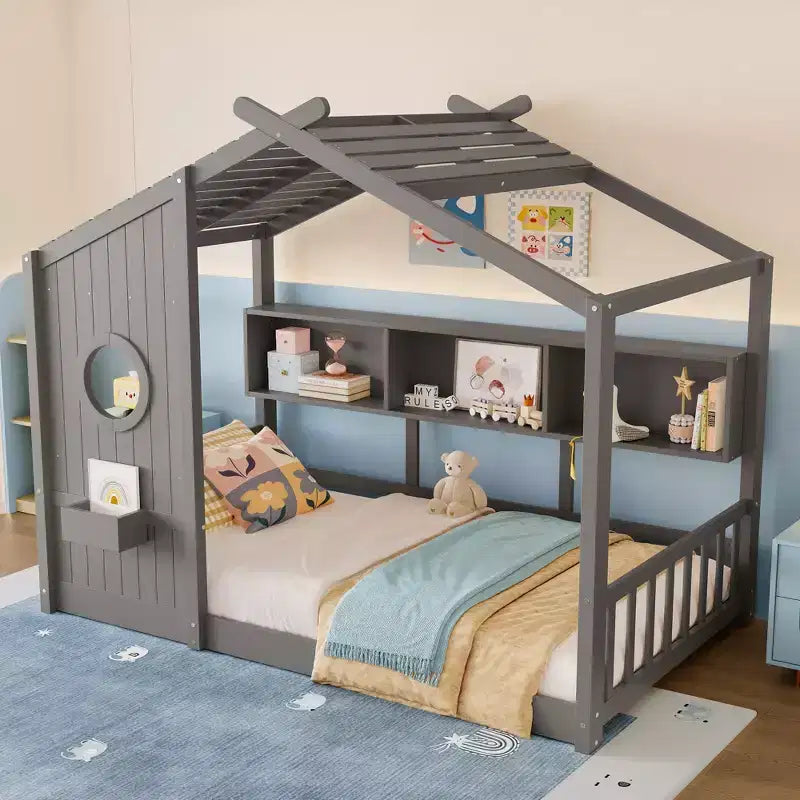 Bodenhausbett mit integrierten Ablageregalen & Lattenrost