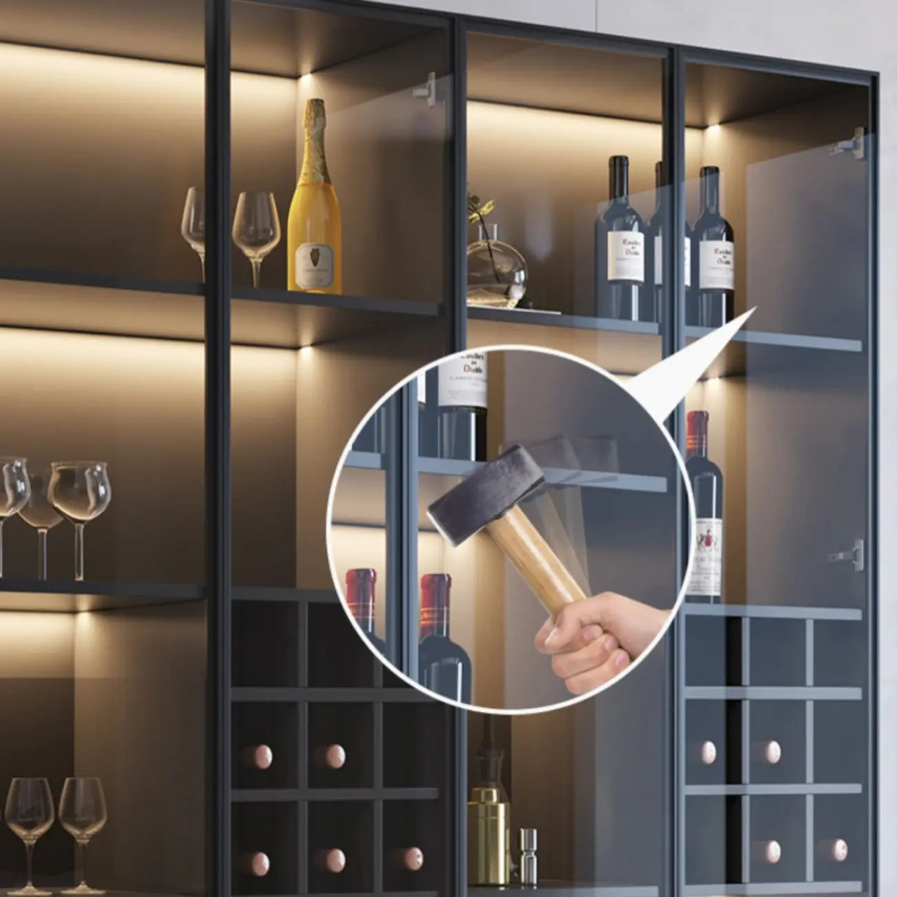 Minimalistisches Weinschrankregal aus schwarzem Holz mit Glastür