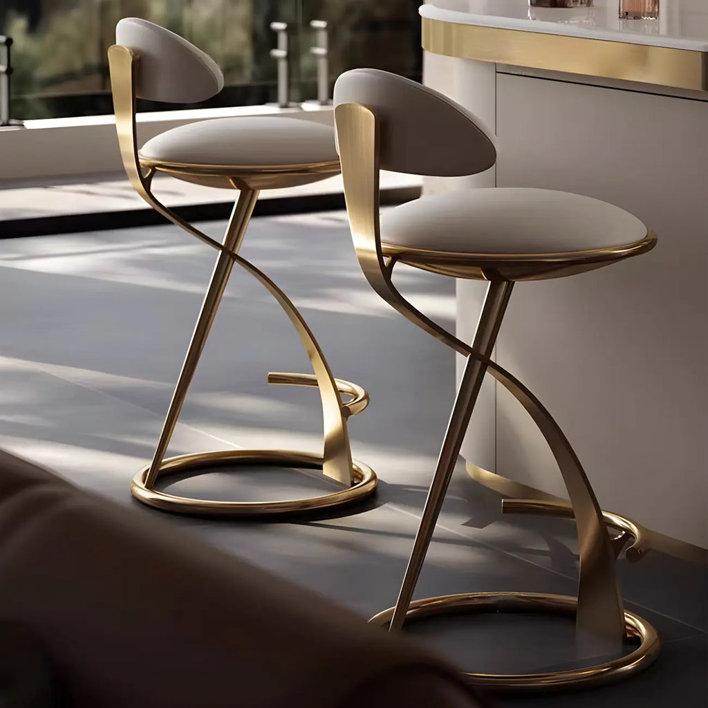 Luxuriöser Barhocker mit Goldmetallrahmen und elegantem beigem Leder