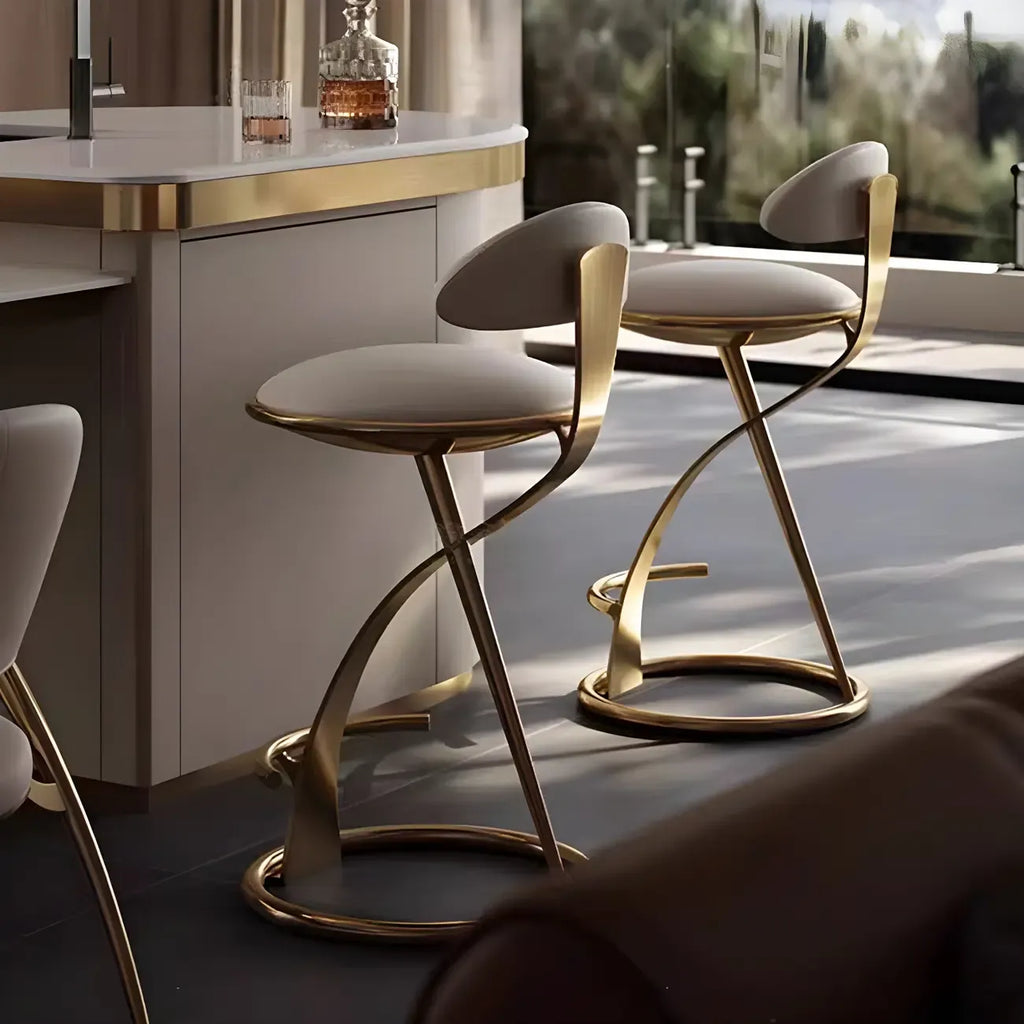 Luxuriöser Barhocker mit Goldmetallrahmen und elegantem beigem Leder