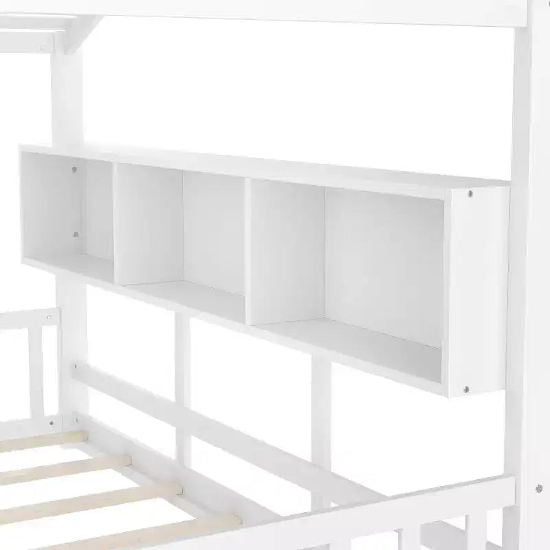 Bodenhausbett mit integrierten Ablageregalen & Lattenrost