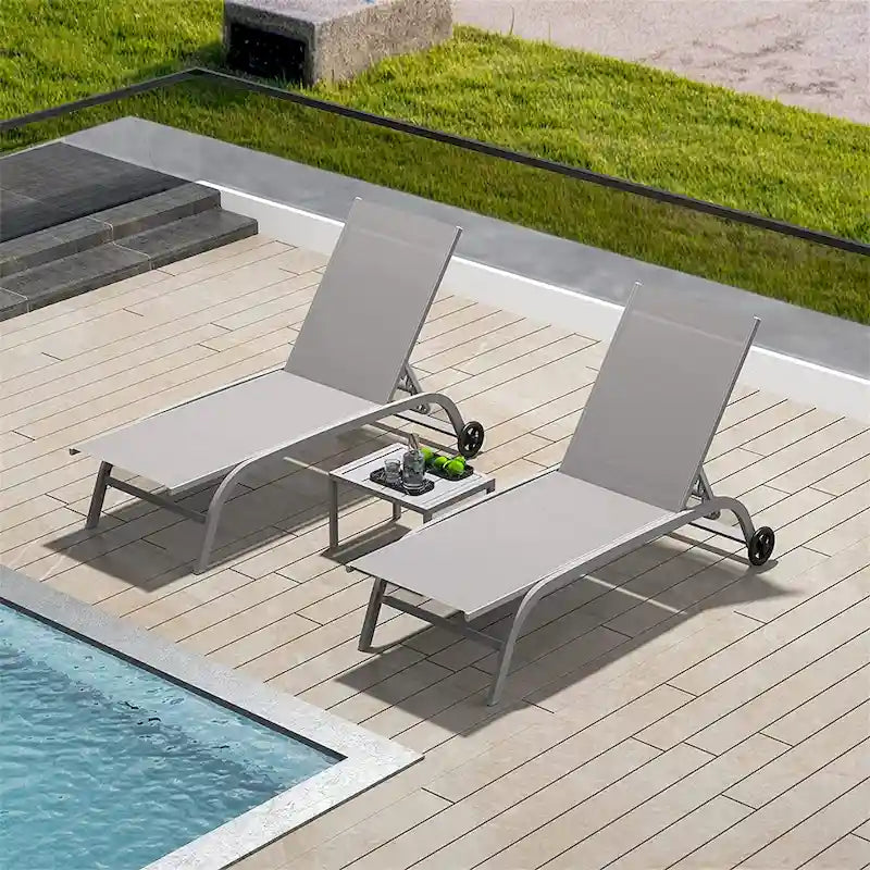 Zwei Outdoor-Loungesessel mit 1 Tisch