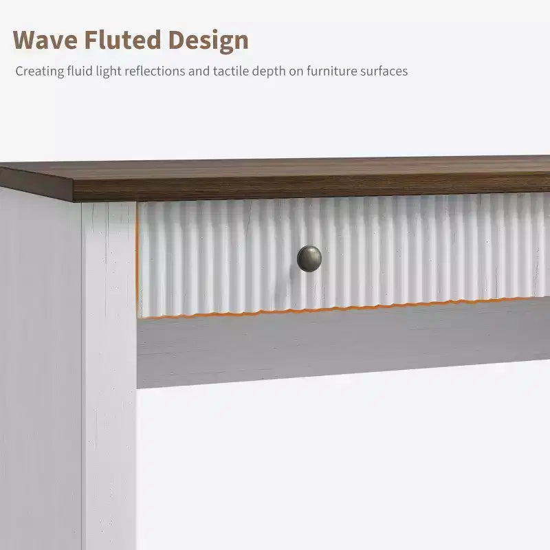 Geriffelter Home-Office-Schreibtisch mit Stauraum, 137 cm moderner Chefschreibtisch mit Ladestation, Computer-Schreibtisch aus Holz mit Aktenschubladen für das Arbeitszimmer