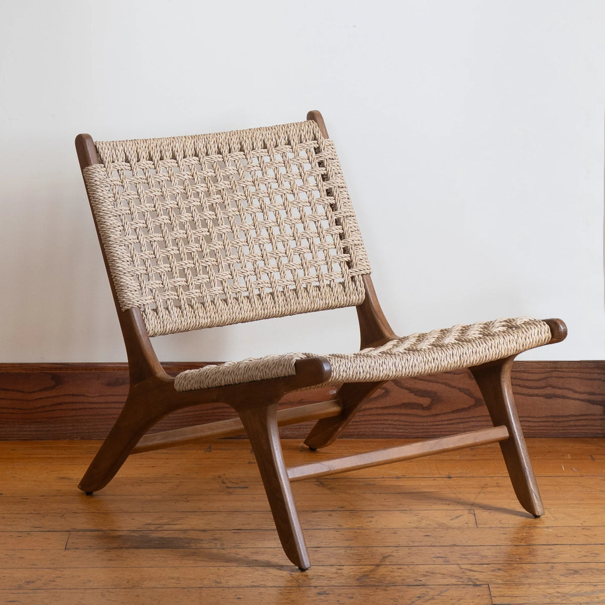 Rustikaler Teakholz-Loungesessel mit Geflecht - Outdoor