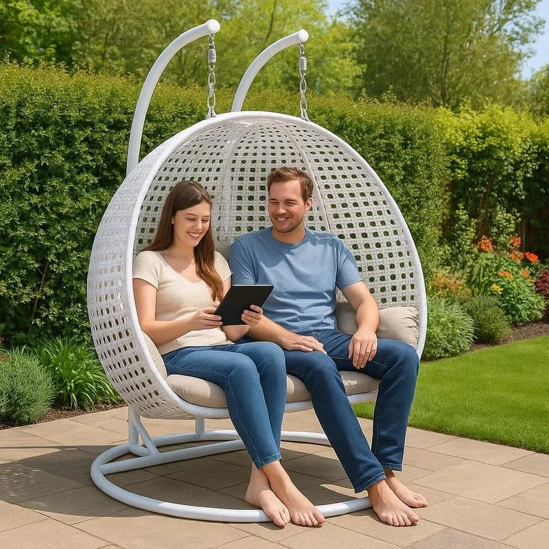 LeisureMod 2-Personen Hängesessel Ei mit Gestell - Outdoor/Indoor Rattan Korb Terrassen Schaukel Hängematte Liege mit Kissen