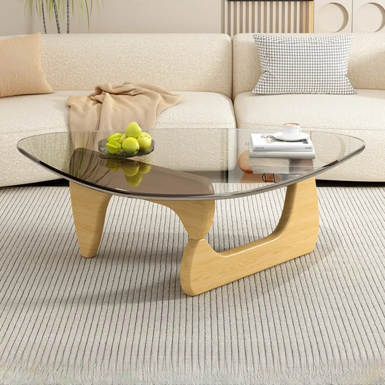 Dreieckiger Couchtisch aus Holz mit Glasplatte