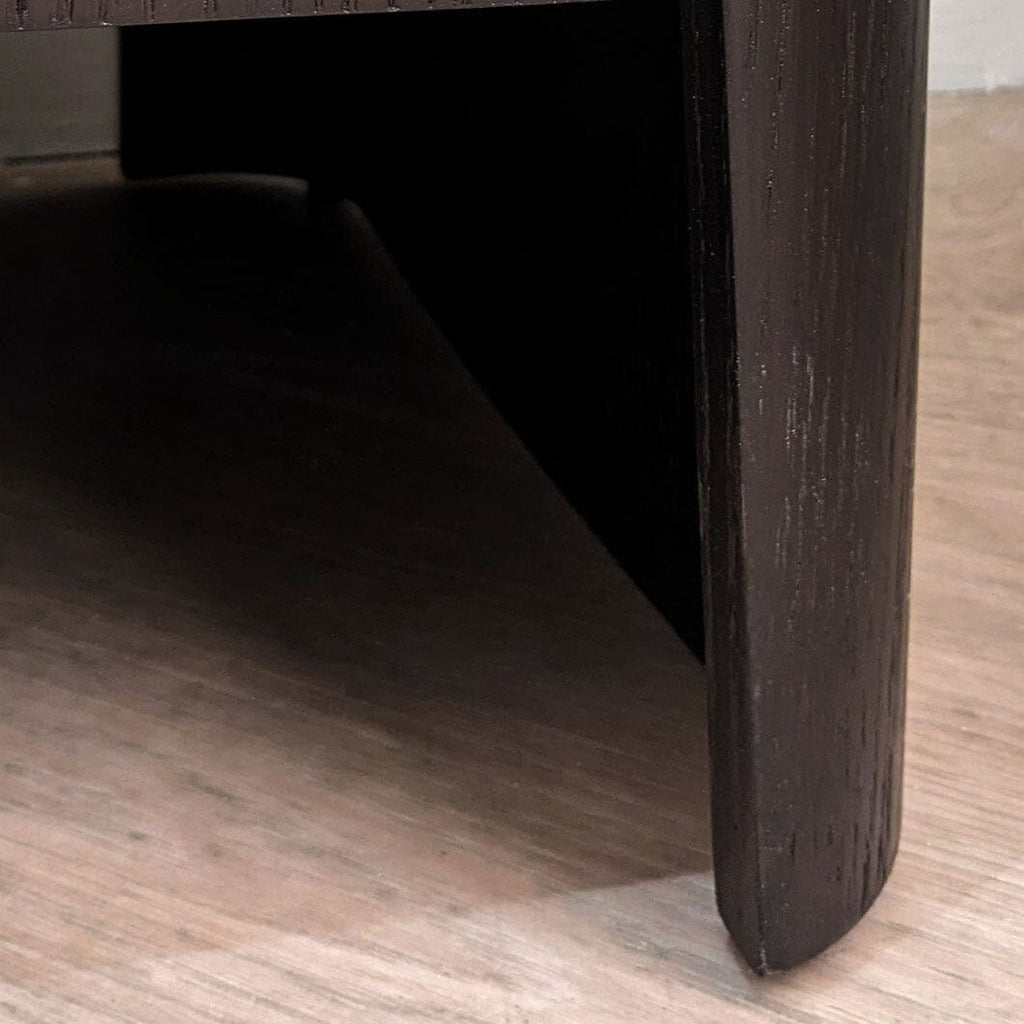 Tiefbrauner Nachttisch aus Holz mit 2 Schubladen und Kunstmarmorplatte