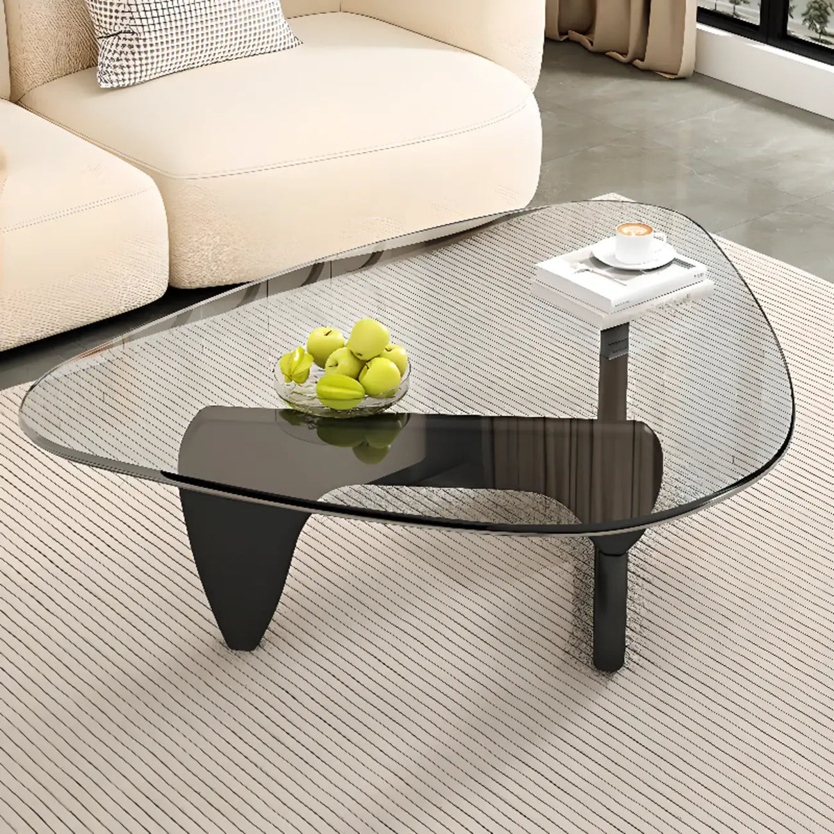 Dreieckiger Couchtisch aus Holz mit Glasplatte