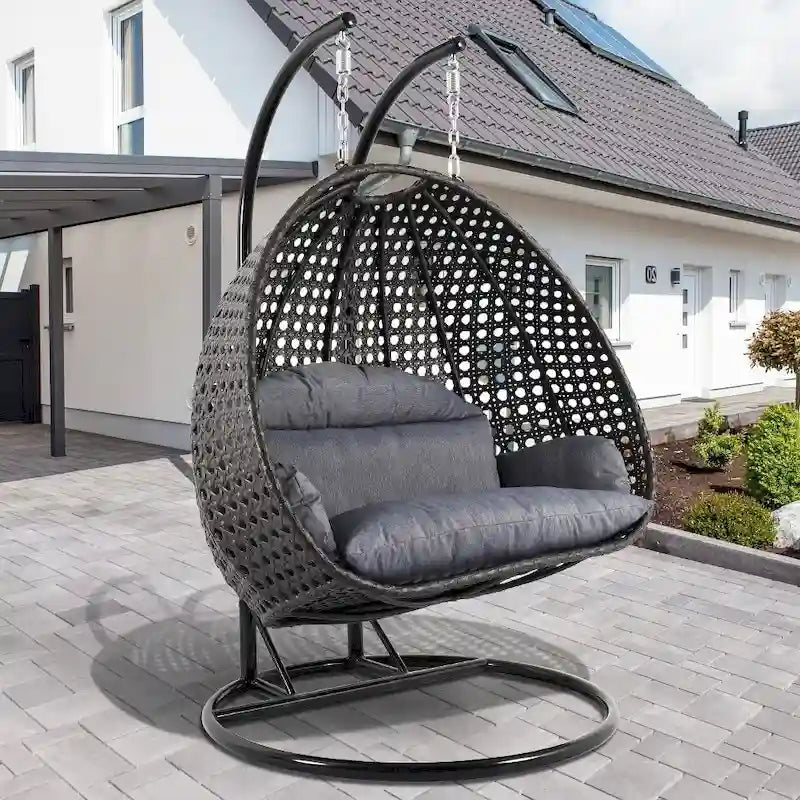 LeisureMod 2-Person Hängesessel mit Ständer – Outdoor/Indoor Rattan Korbsessel Garten-Schaukelhängematte mit Kissen