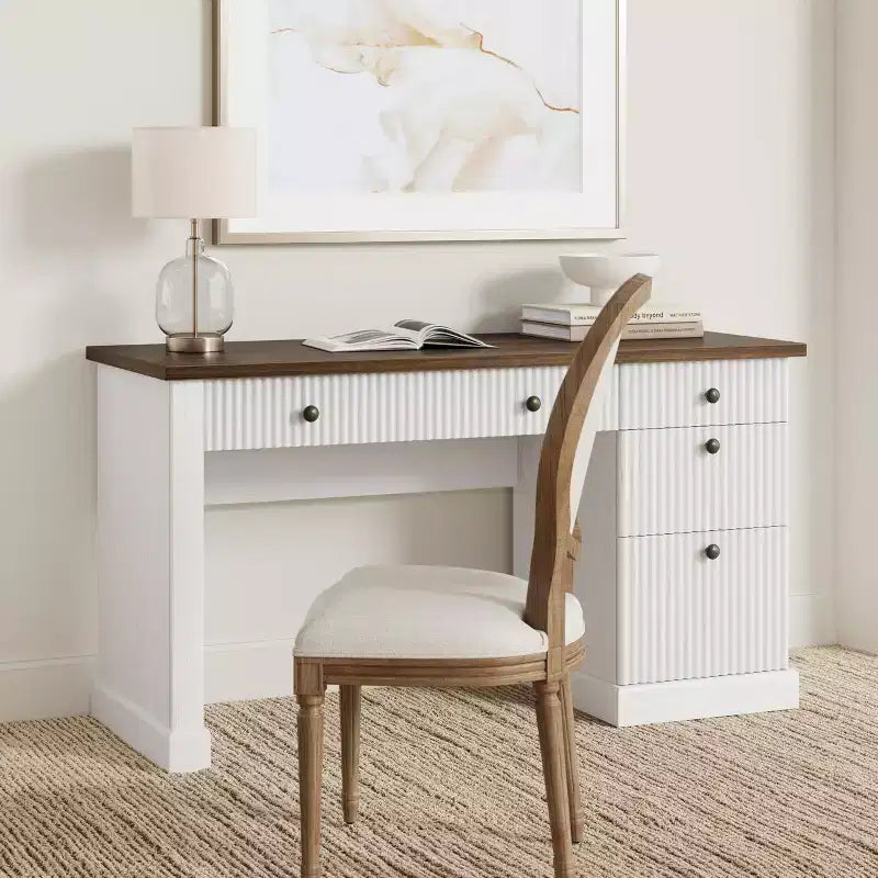Geriffelter Home-Office-Schreibtisch mit Stauraum, 137 cm moderner Chefschreibtisch mit Ladestation, Computer-Schreibtisch aus Holz mit Aktenschubladen für das Arbeitszimmer