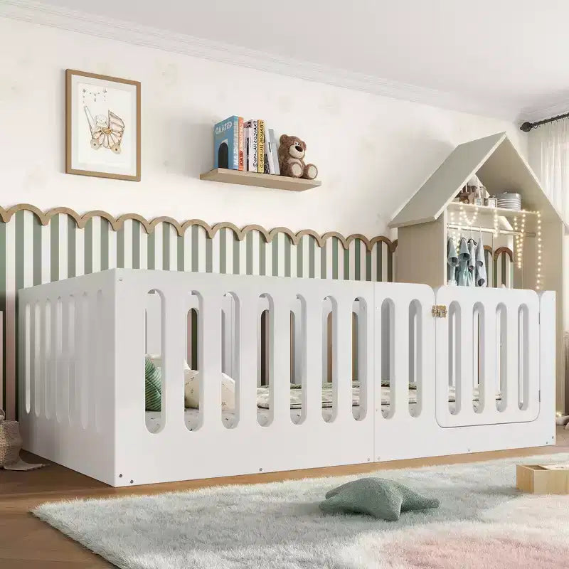 Weißes Twin Montessori Bodenbett mit Zaungittern & Tür – Massivholz, 1 Kind
