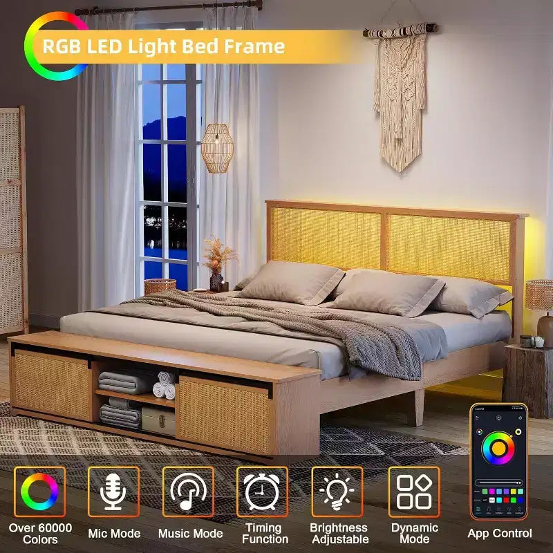 Boho Farmhouse Bettrahmen aus Naturrattan mit Schiebetür-Stauraum und LED-Kopfteil, Massivholz-Stützbeine.