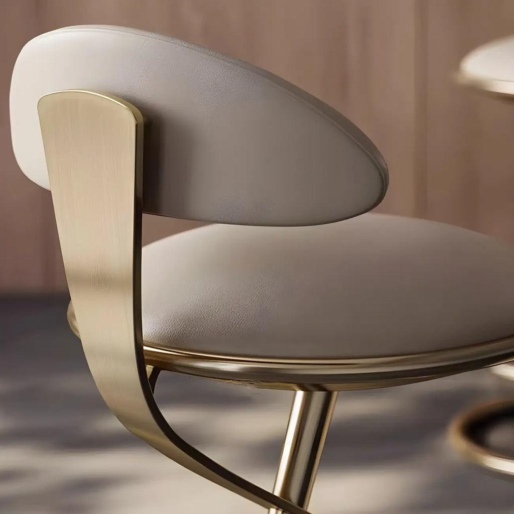 Luxuriöser Barhocker mit Goldmetallrahmen und elegantem beigem Leder