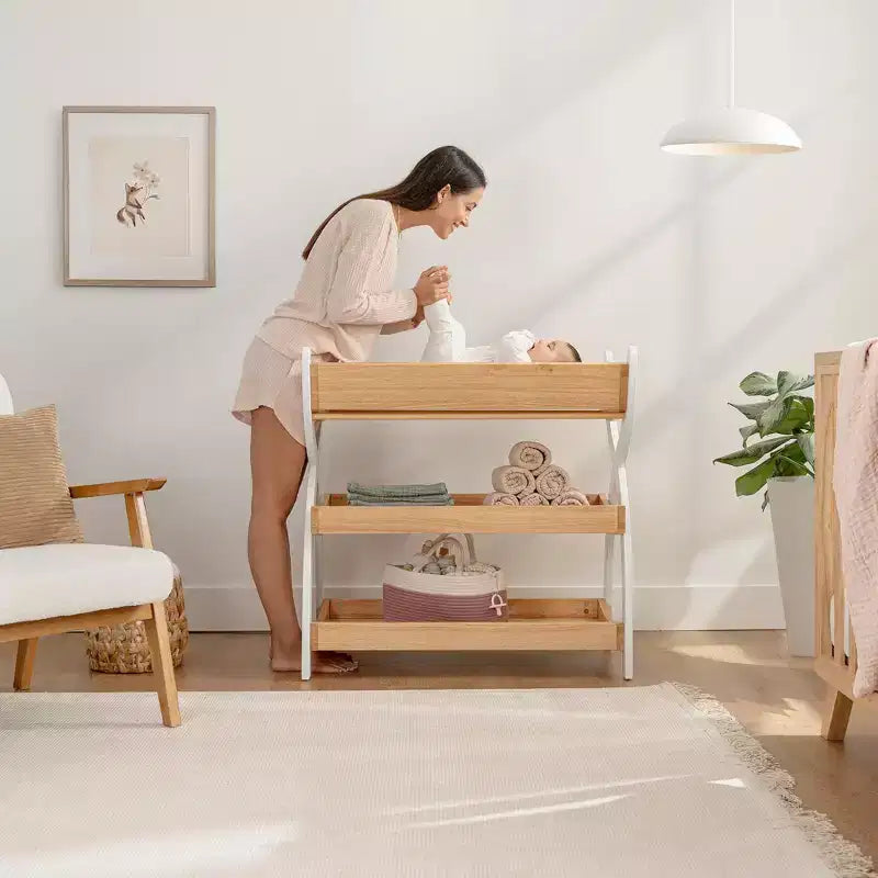Comfy Cubs Baby-Wickeltisch – robuste Holzkonstruktion, zeitloses Design mit zwei offenen Ablagen für Babyutensilien