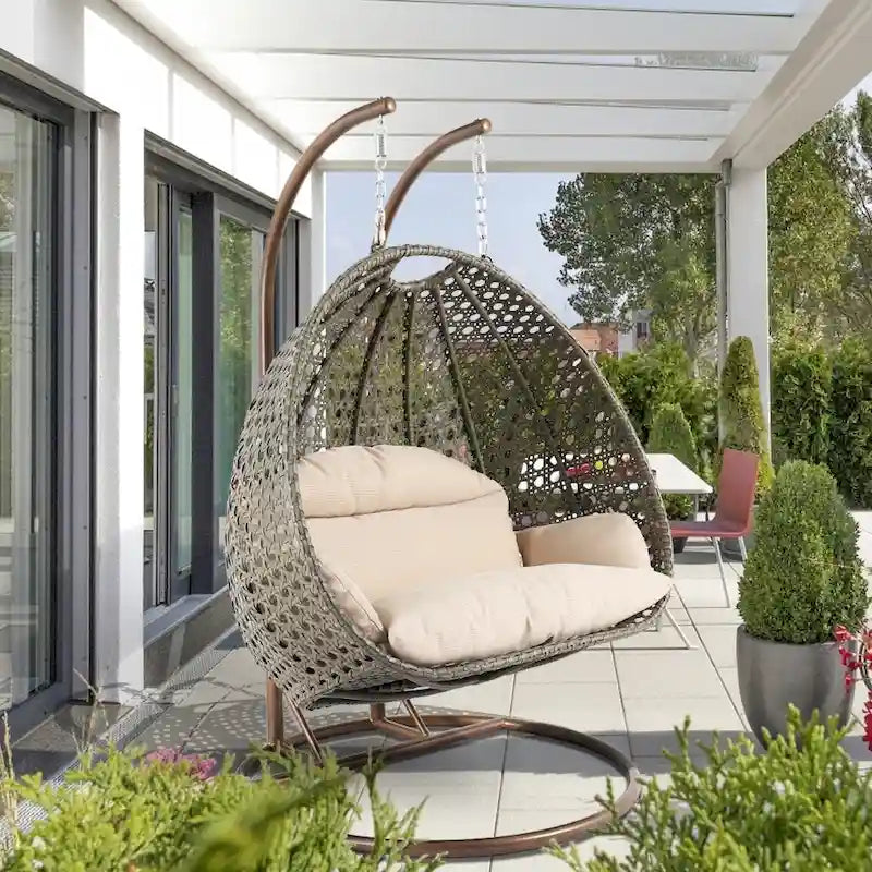 LeisureMod 2-Person Hängesessel mit Ständer – Outdoor/Indoor Rattan Korbsessel Garten-Schaukelhängematte mit Kissen