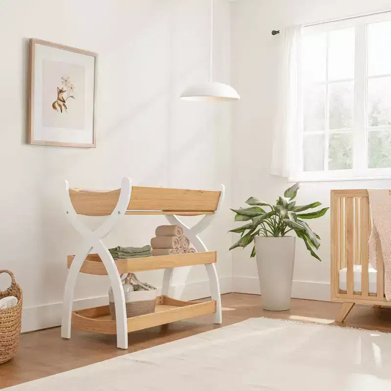 Comfy Cubs Baby-Wickeltisch – robuste Holzkonstruktion, zeitloses Design mit zwei offenen Ablagen für Babyutensilien