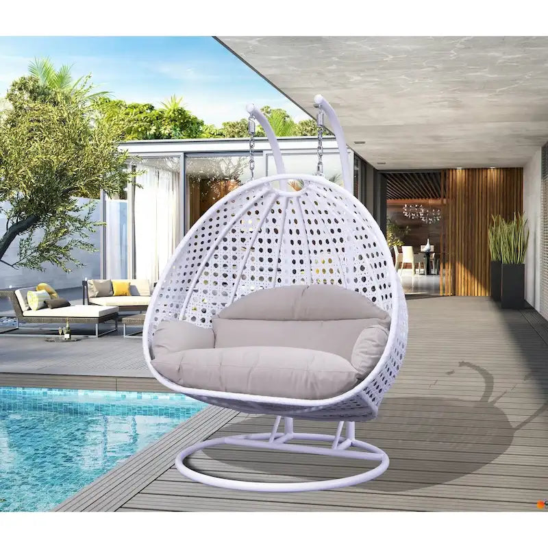 LeisureMod 2-Person Hängesessel mit Ständer – Outdoor/Indoor Rattan Korbsessel Garten-Schaukelhängematte mit Kissen