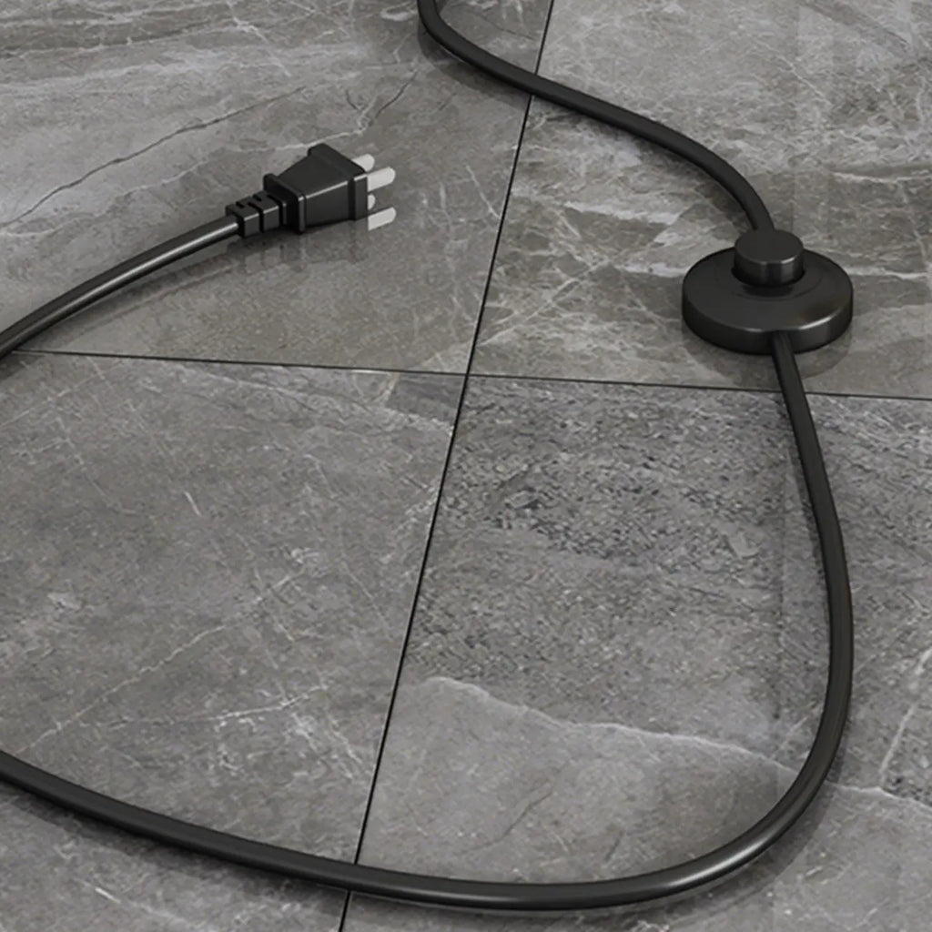 Moderne Stehleuchte aus Metall mit Stoffschirm