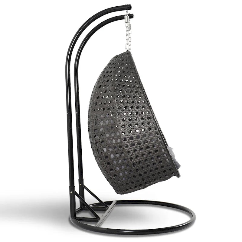 LeisureMod 2-Person Hängesessel mit Ständer – Outdoor/Indoor Rattan Korbsessel Garten-Schaukelhängematte mit Kissen