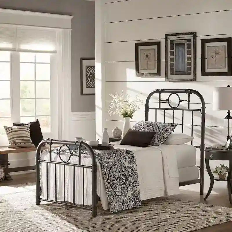 Schwarzes Metallbett