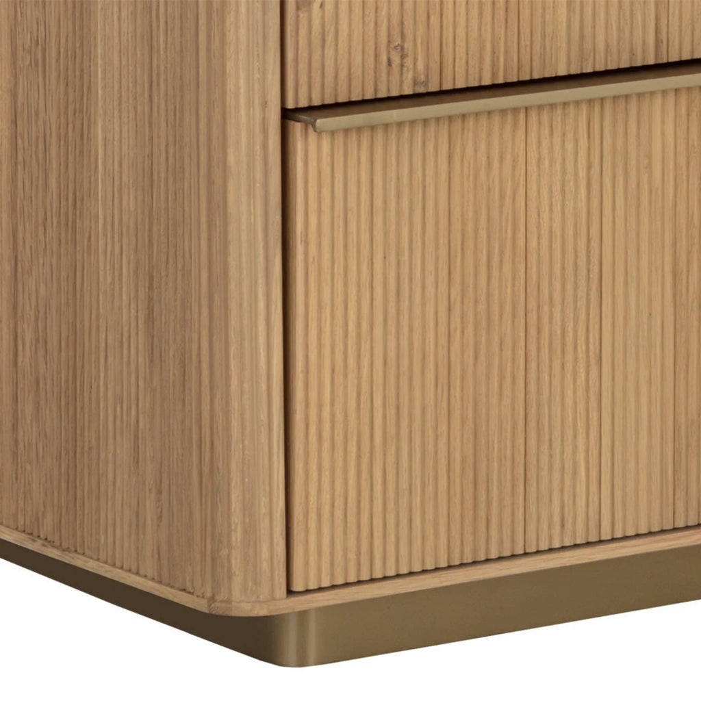 Moderne Eichenkommode mit skulpturaler, geriffelter Oberfläche – Schlafzimmer | Oberfläche aus gebürstetem Gold