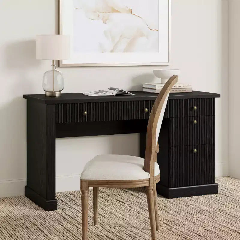 Geriffelter Home-Office-Schreibtisch mit Stauraum, 137 cm moderner Chefschreibtisch mit Ladestation, Computer-Schreibtisch aus Holz mit Aktenschubladen für das Arbeitszimmer