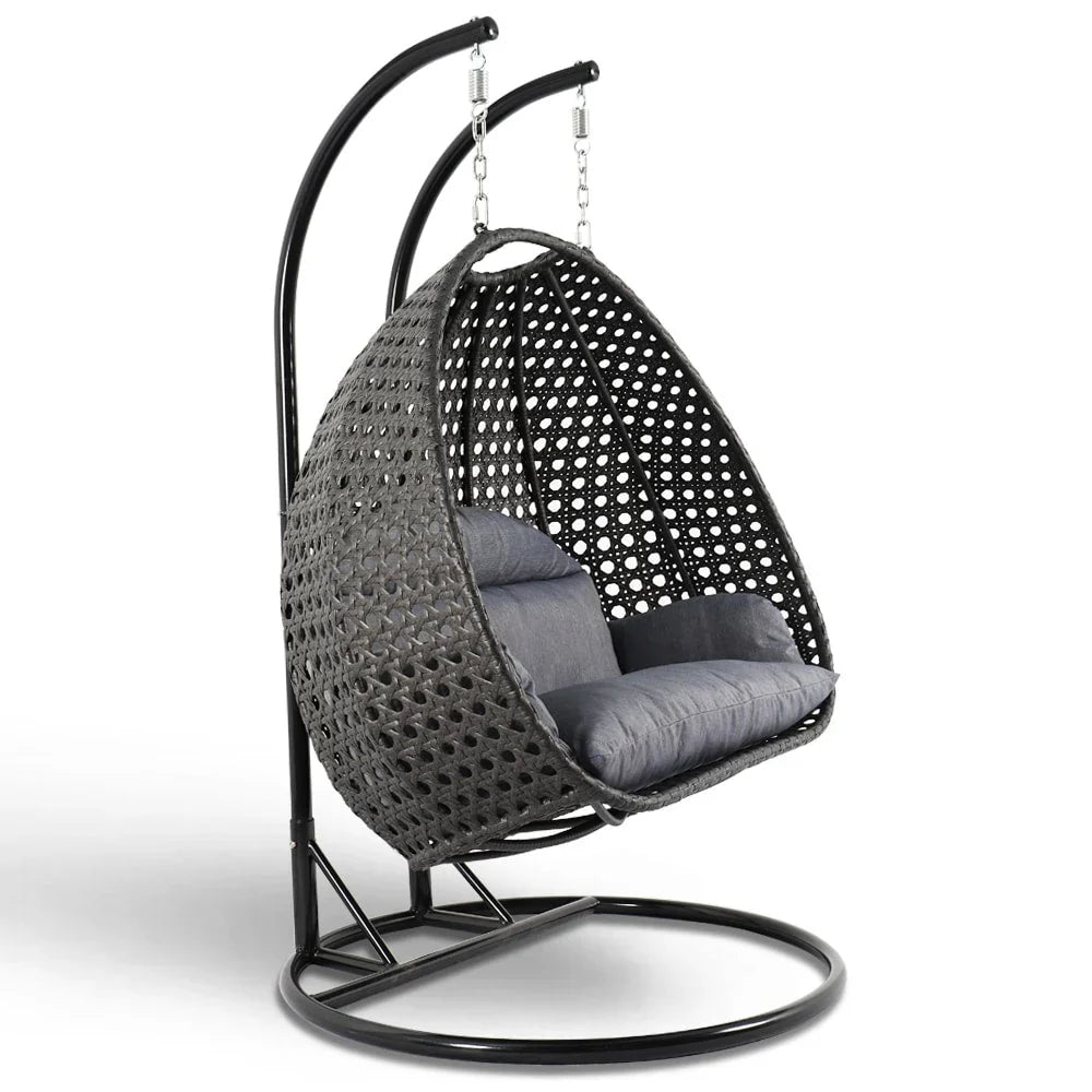 LeisureMod 2-Personen Hängesessel Ei mit Gestell - Outdoor/Indoor Rattan Korb Terrassen Schaukel Hängematte Liege mit Kissen