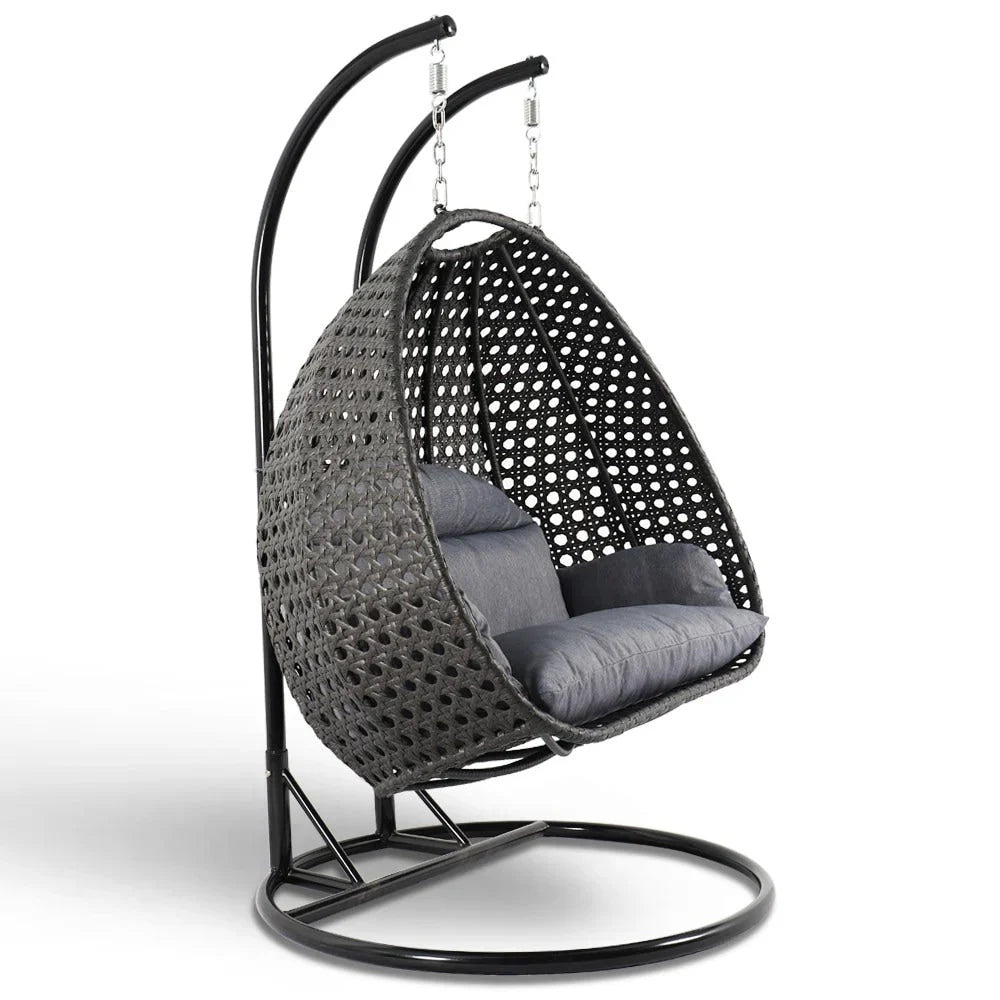 LeisureMod 2-Personen Hängesessel Ei mit Gestell - Outdoor/Indoor Rattan Korb Terrassen Schaukel Hängematte Liege mit Kissen