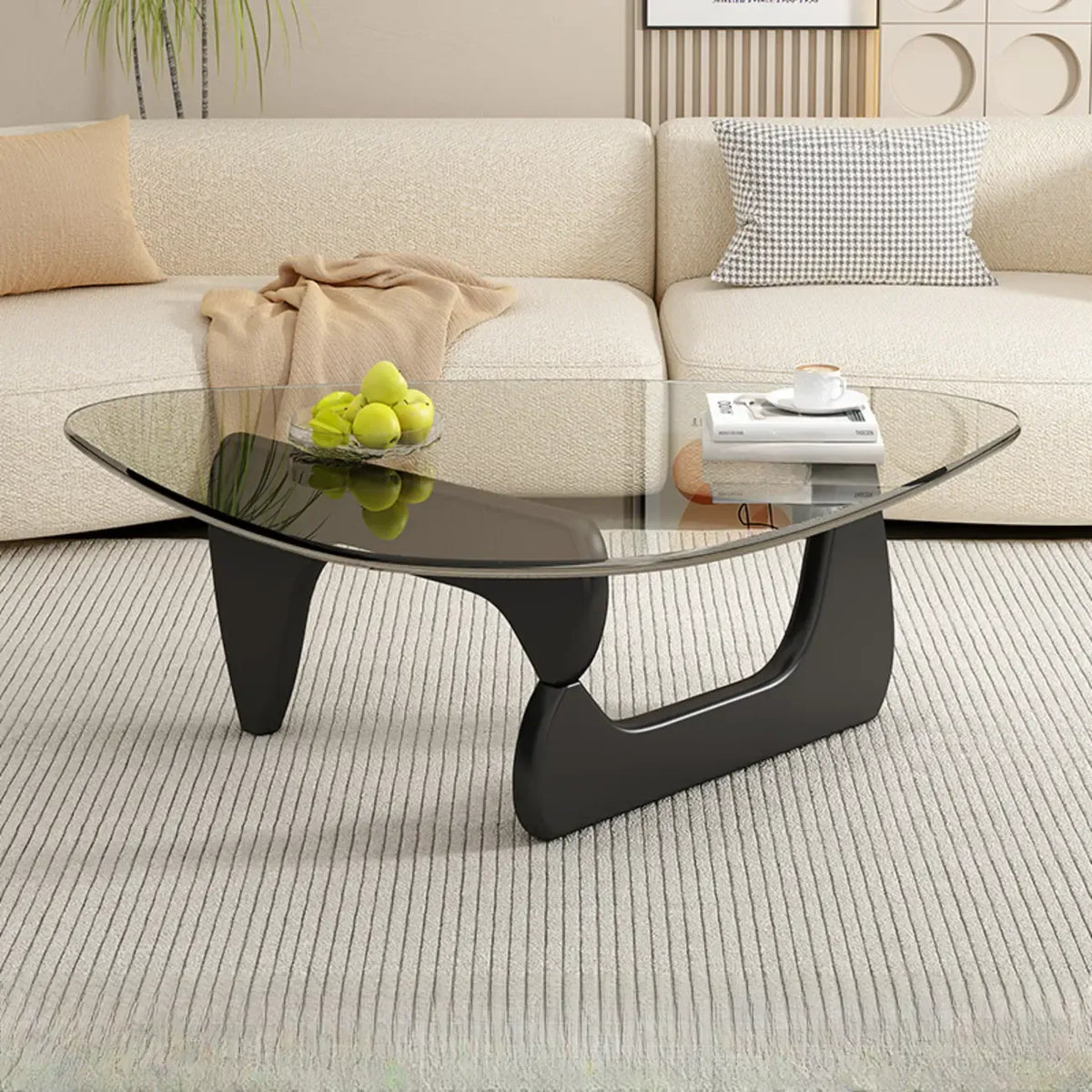 Dreieckiger Couchtisch aus Holz mit Glasplatte