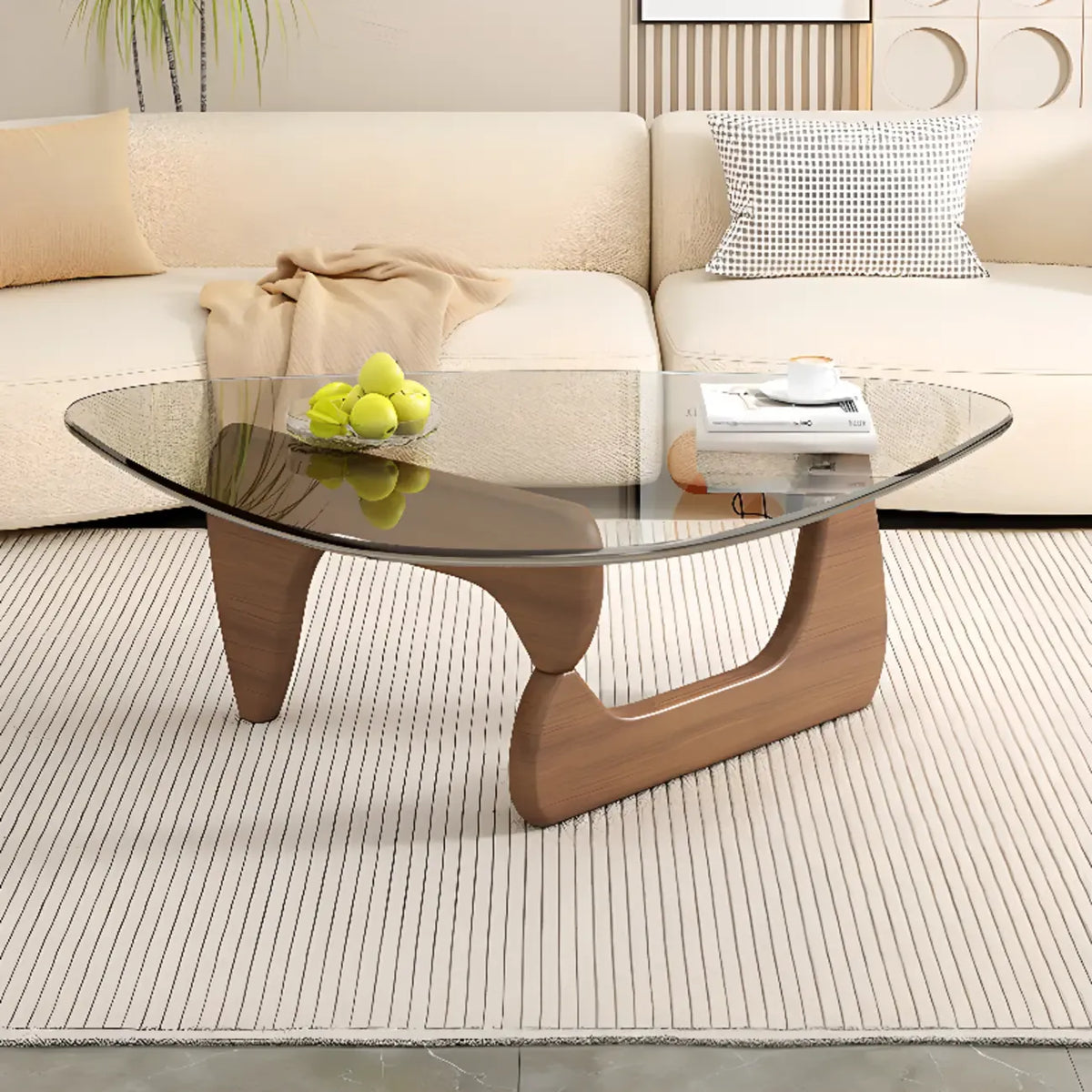 Dreieckiger Couchtisch aus Holz mit Glasplatte