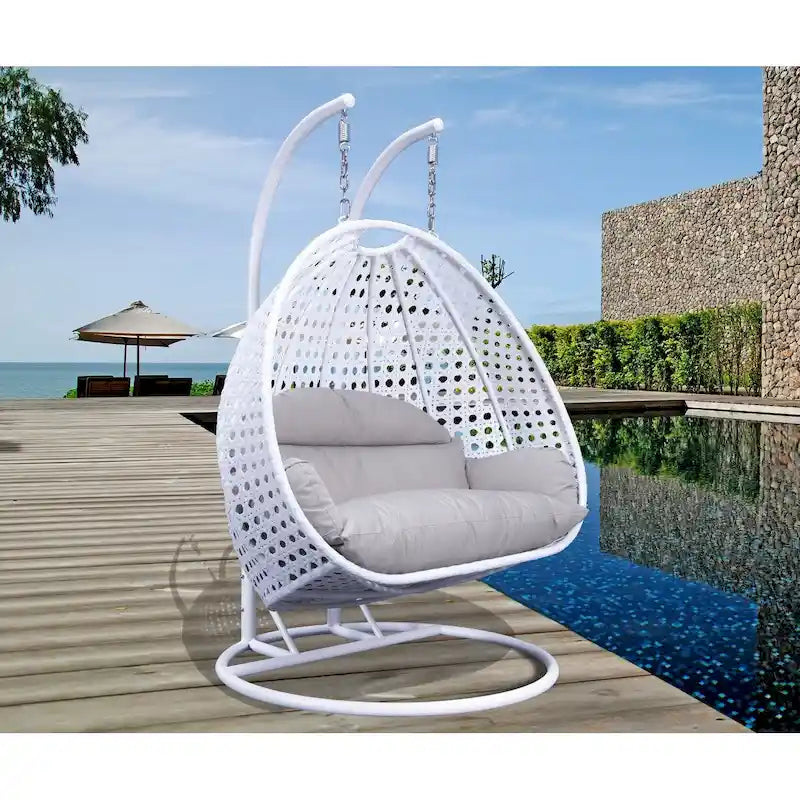 LeisureMod 2-Person Hängesessel mit Ständer – Outdoor/Indoor Rattan Korbsessel Garten-Schaukelhängematte mit Kissen