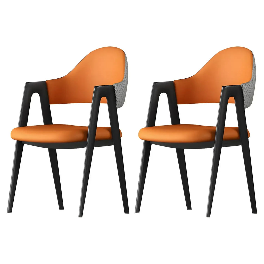Moderner Leder-Esszimmerstuhl mit geschwungener offener Rückenlehne und Armlehnen