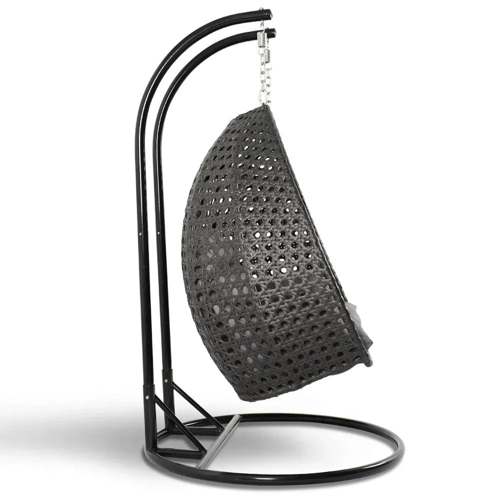 LeisureMod 2-Personen Hängesessel Ei mit Gestell - Outdoor/Indoor Rattan Korb Terrassen Schaukel Hängematte Liege mit Kissen