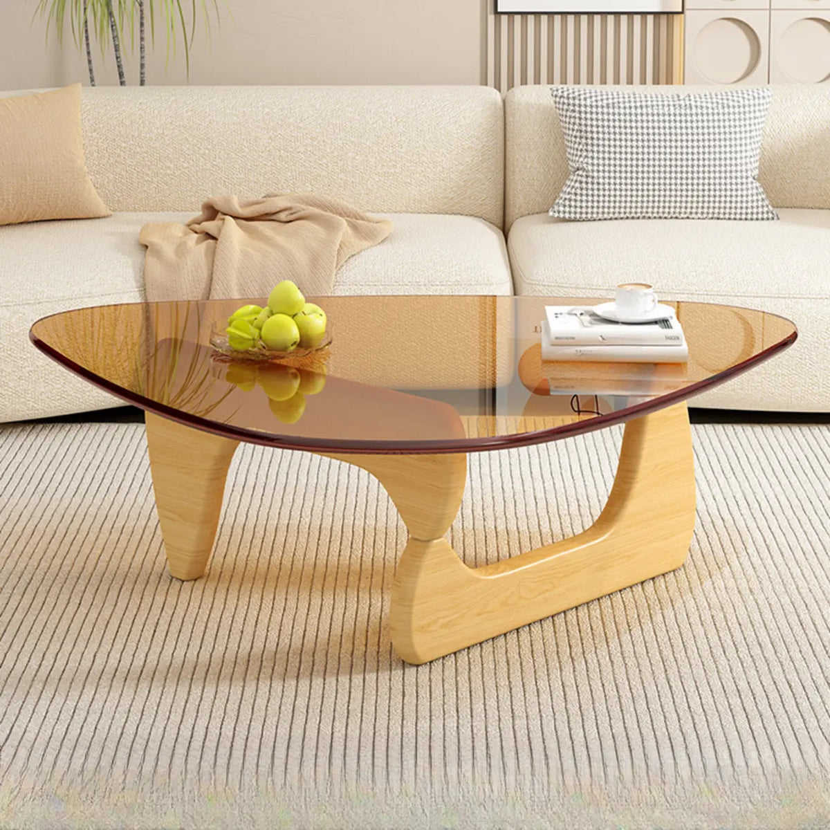 Dreieckiger Couchtisch aus Holz mit Glasplatte