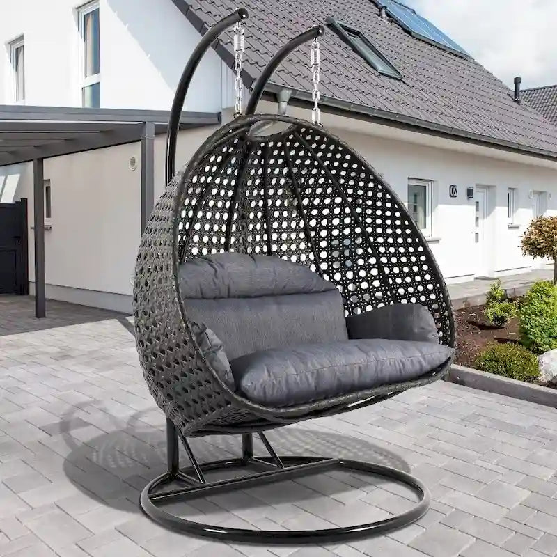 LeisureMod 2-Person Hängesessel mit Ständer – Outdoor/Indoor Rattan Korbsessel Garten-Schaukelhängematte mit Kissen