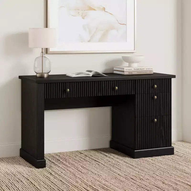 Geriffelter Home-Office-Schreibtisch mit Stauraum, 137 cm moderner Chefschreibtisch mit Ladestation, Computer-Schreibtisch aus Holz mit Aktenschubladen für das Arbeitszimmer