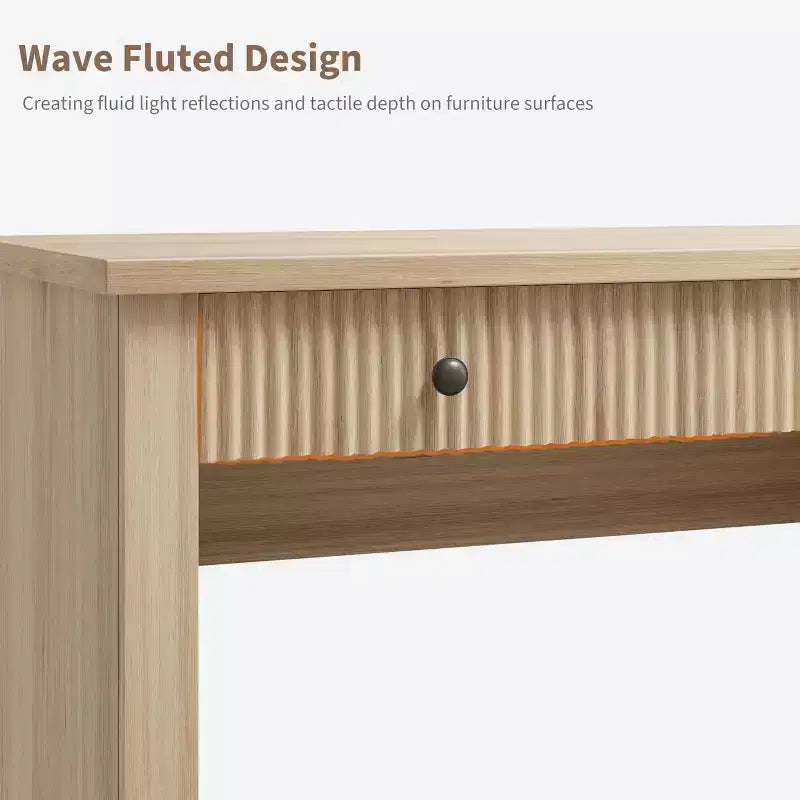 Geriffelter Home-Office-Schreibtisch mit Stauraum, 137 cm moderner Chefschreibtisch mit Ladestation, Computer-Schreibtisch aus Holz mit Aktenschubladen für das Arbeitszimmer
