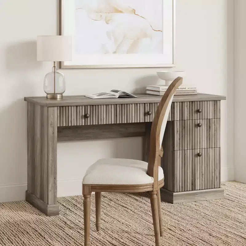 Geriffelter Home-Office-Schreibtisch mit Stauraum, 137 cm moderner Chefschreibtisch mit Ladestation, Computer-Schreibtisch aus Holz mit Aktenschubladen für das Arbeitszimmer