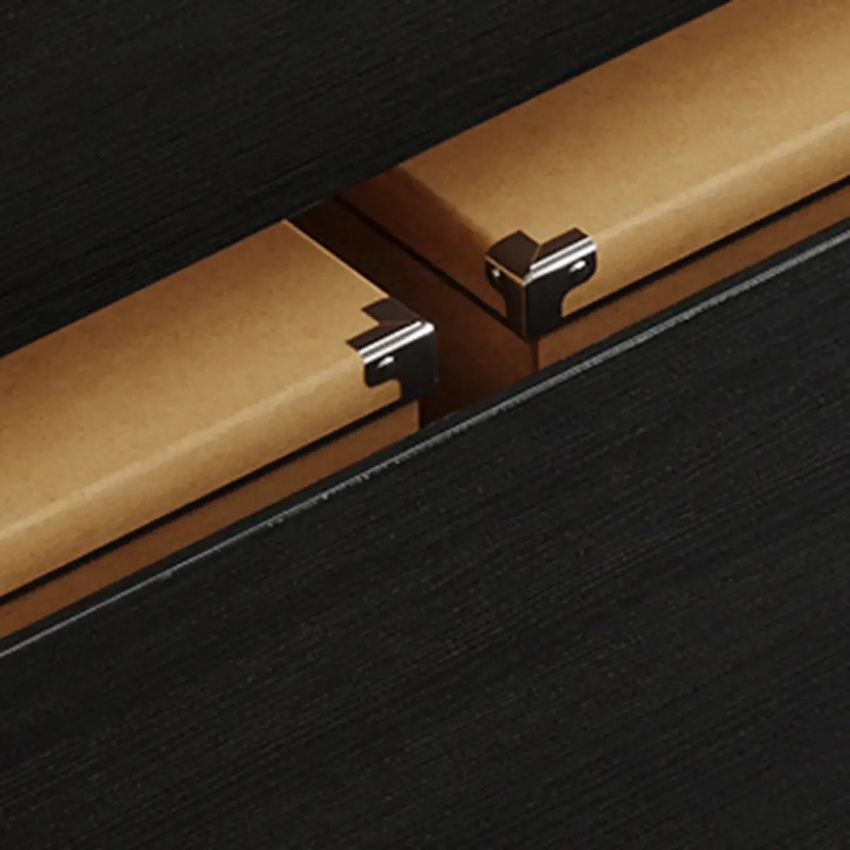 Art-déco-inspirierte Holzkommode mit geometrischen Schnitzereien