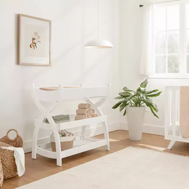 Comfy Cubs Baby-Wickeltisch – robuste Holzkonstruktion, zeitloses Design mit zwei offenen Ablagen für Babyutensilien