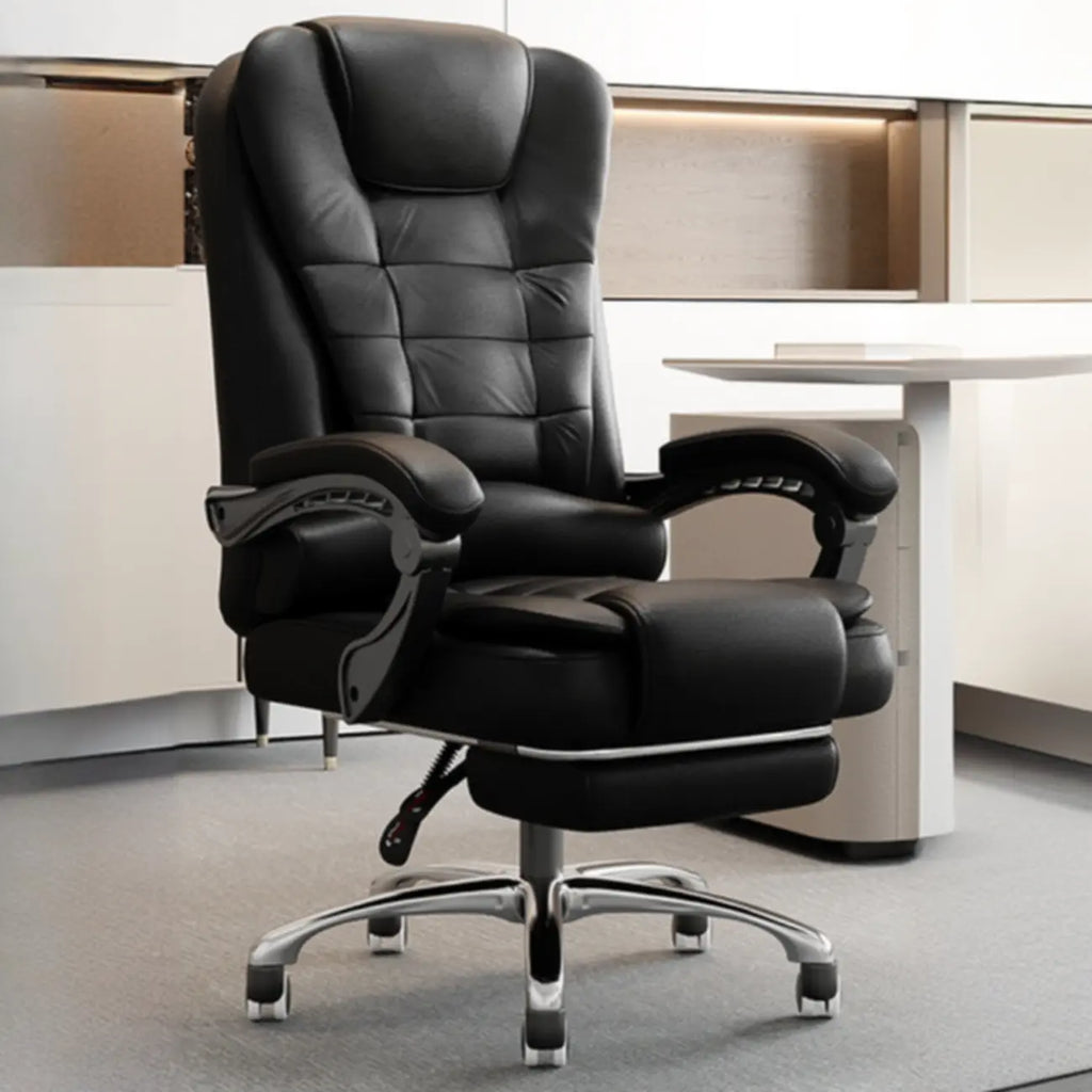 Ergonomischer Bürostuhl aus schwarzem Leder mit Fußstütze und Drehfunktion