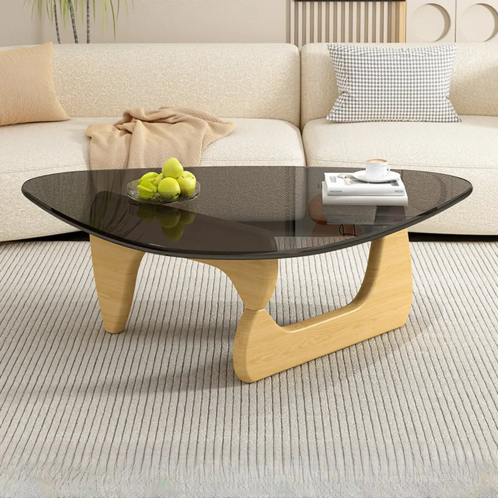 Dreieckiger Couchtisch aus Holz mit Glasplatte
